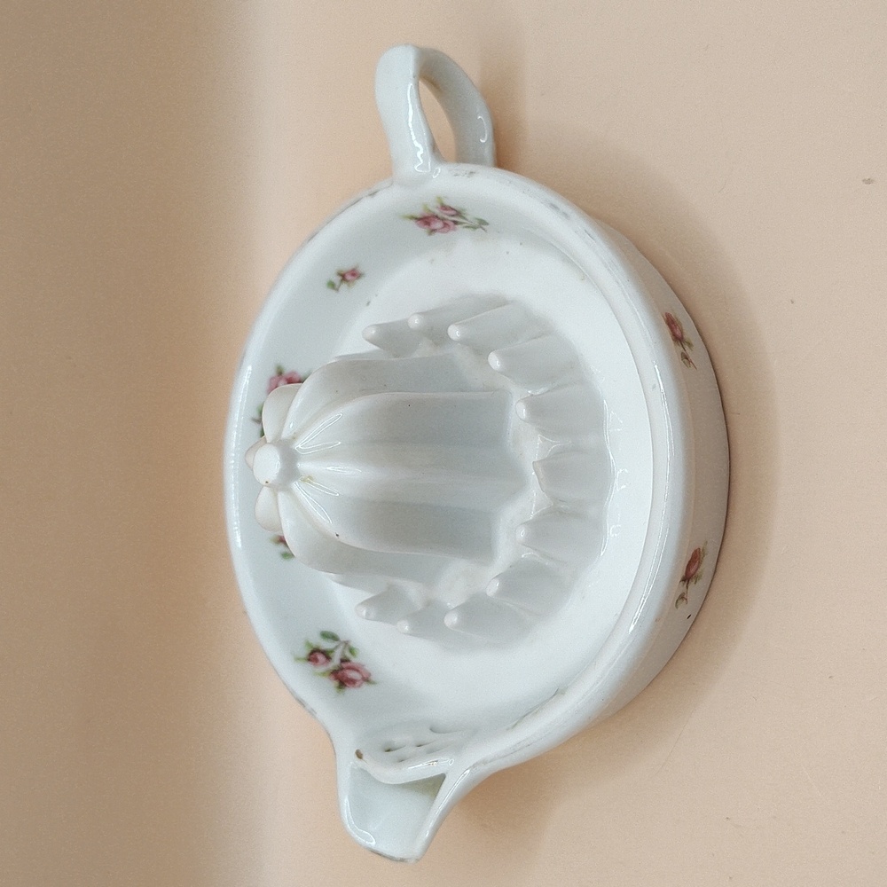 Vintage Victoria Austria Porcelain Citrus Juicer With A Rose Floral Pattern - Picture 2 of 6